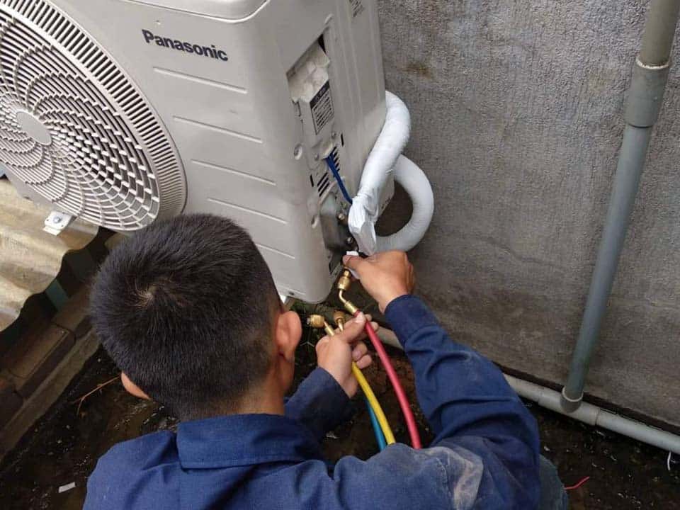 Nhân viên thực hiện đúng quy trình tháo lắp và di dời máy lạnh
