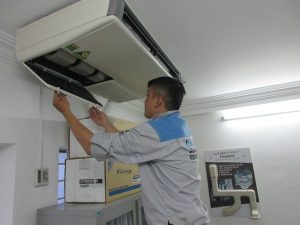 Nhân viên thực hiện quy trình tháo lắp di dời máy lạnh chuyên nghiệp