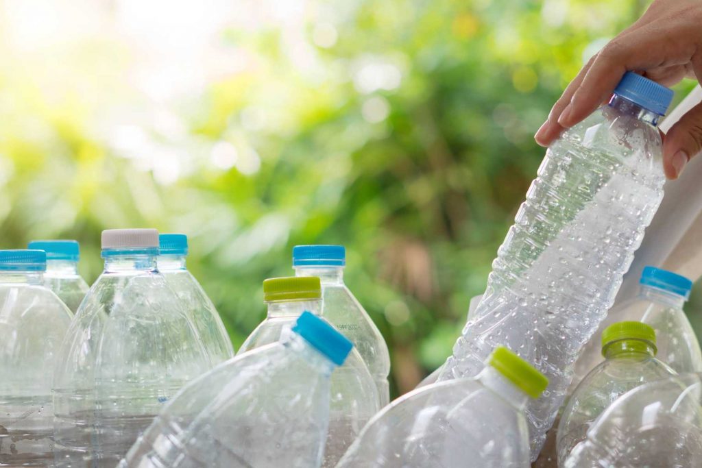 Top 9 cách tái chế chai nhựa làm vật dụng hữu ích trong gia đình
