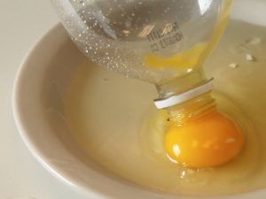 Dùng chai nhựa để tách lòng đỏ trứng