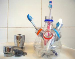 Cách tái chế chai nhựa để đựng đồ đạc